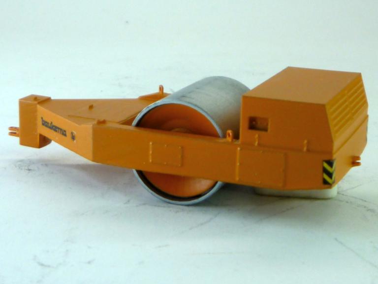 Preview: Anhänge Vibrationswalze Baukema A12 Glattwalze mit Motorverkleidung orange